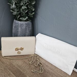 GUCCI Bow Wallet On Chain